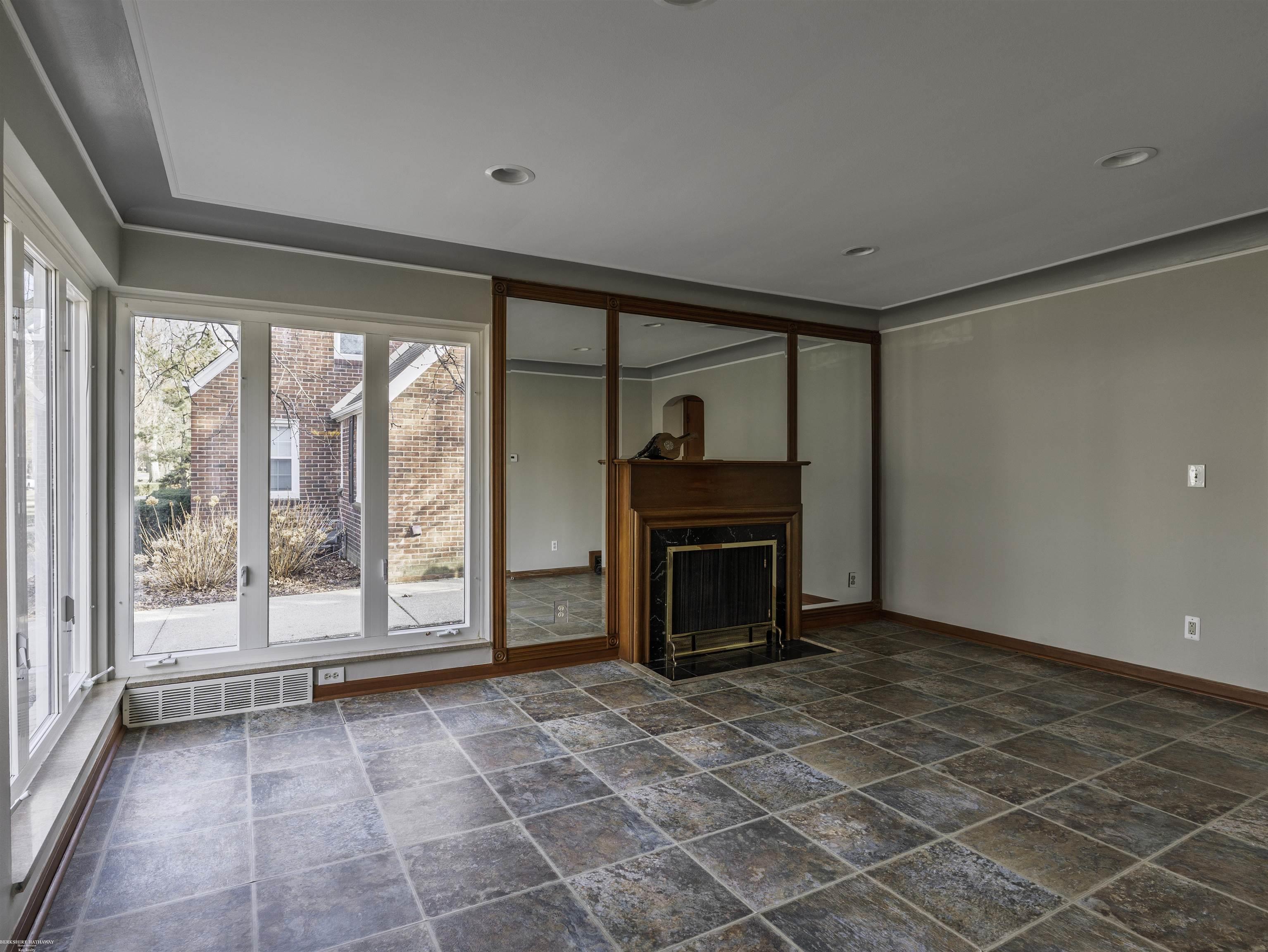 Grosse Pointe Woods, Michigan 48236, United States, 2 Bedrooms Bedrooms, ,1 BathroomBathrooms,Residential,Active,89280