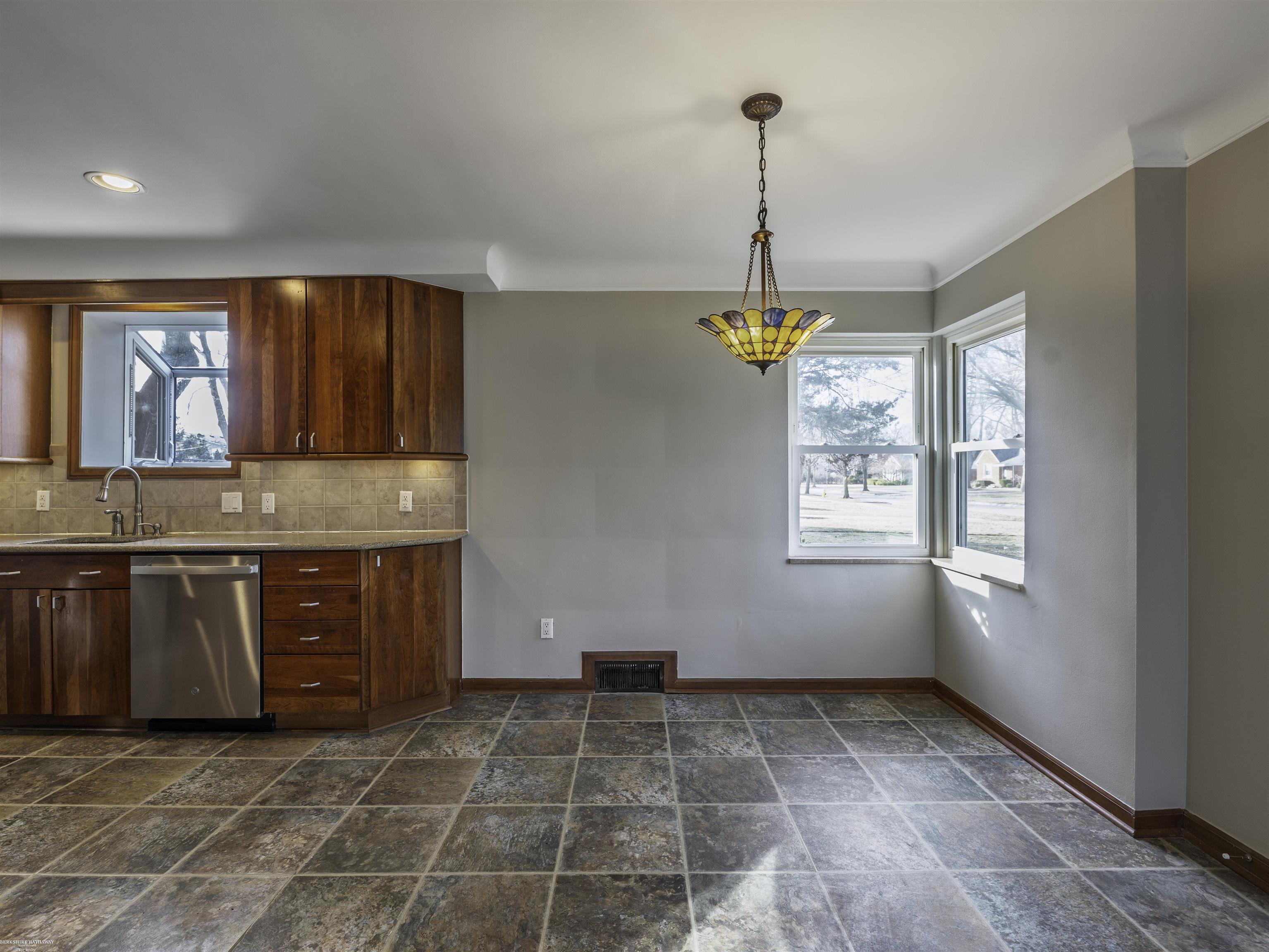 Grosse Pointe Woods, Michigan 48236, United States, 2 Bedrooms Bedrooms, ,1 BathroomBathrooms,Residential,Active,89280