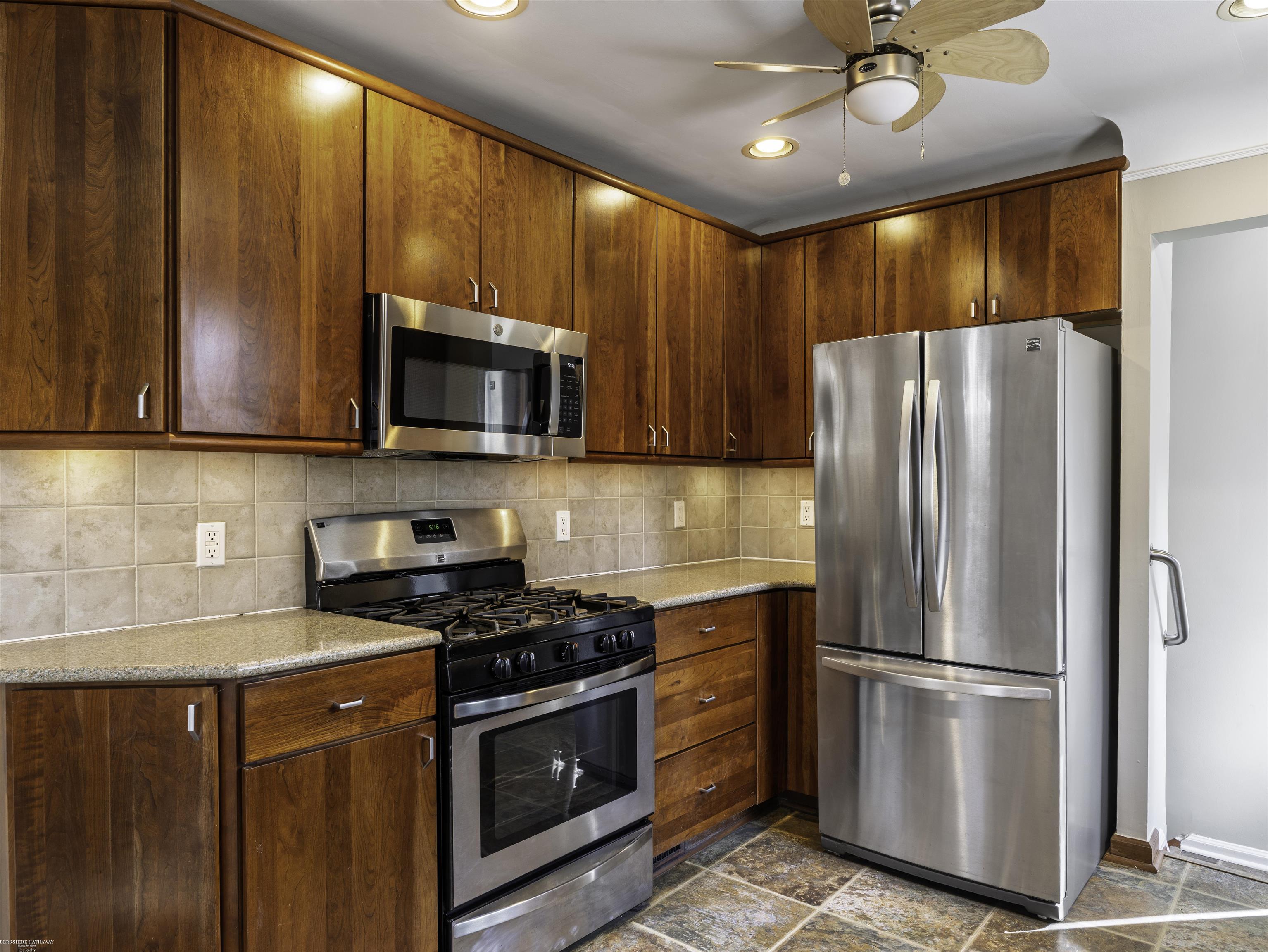 Grosse Pointe Woods, Michigan 48236, United States, 2 Bedrooms Bedrooms, ,1 BathroomBathrooms,Residential,Active,89280