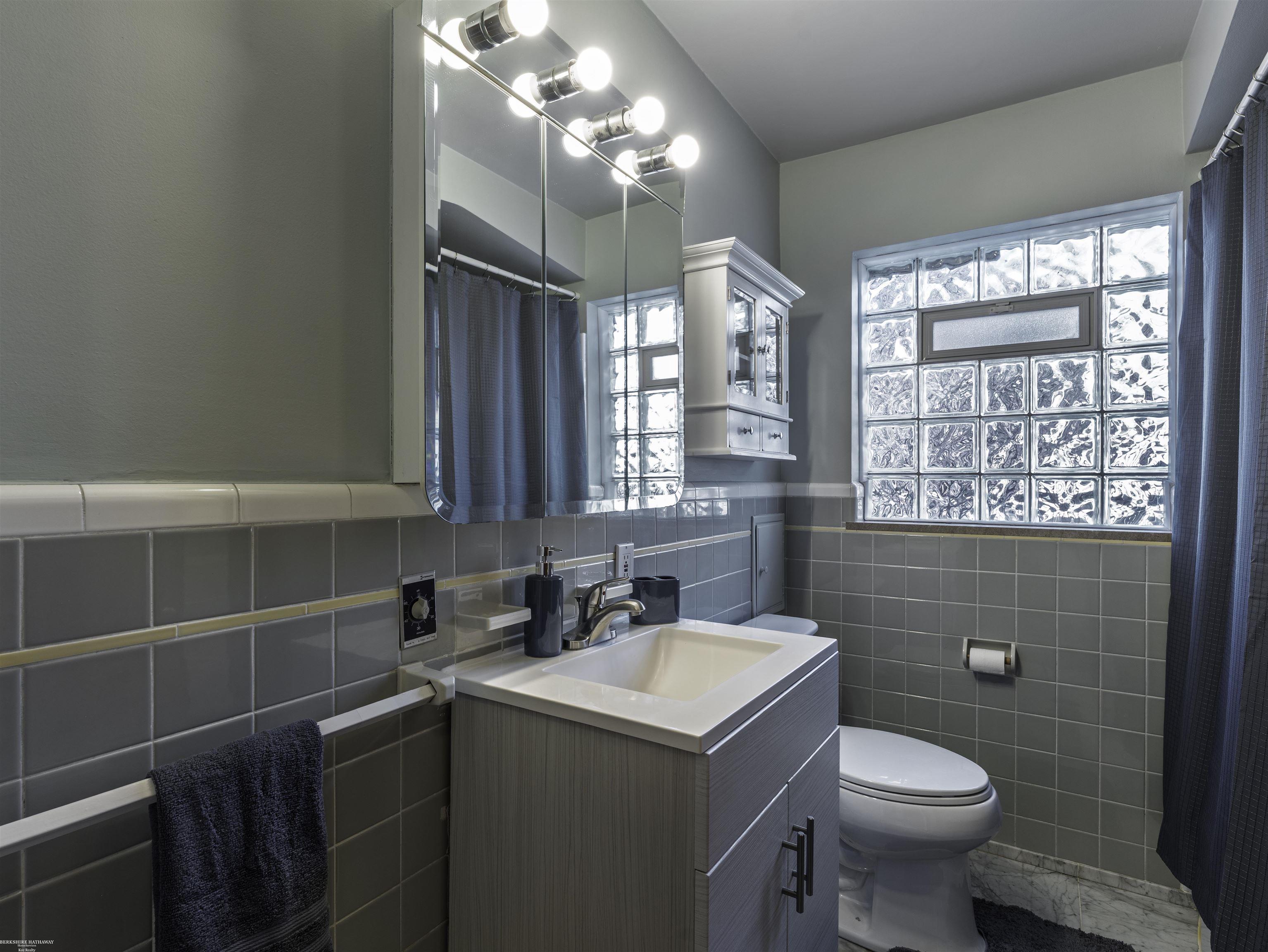 Grosse Pointe Woods, Michigan 48236, United States, 2 Bedrooms Bedrooms, ,1 BathroomBathrooms,Residential,Active,89280