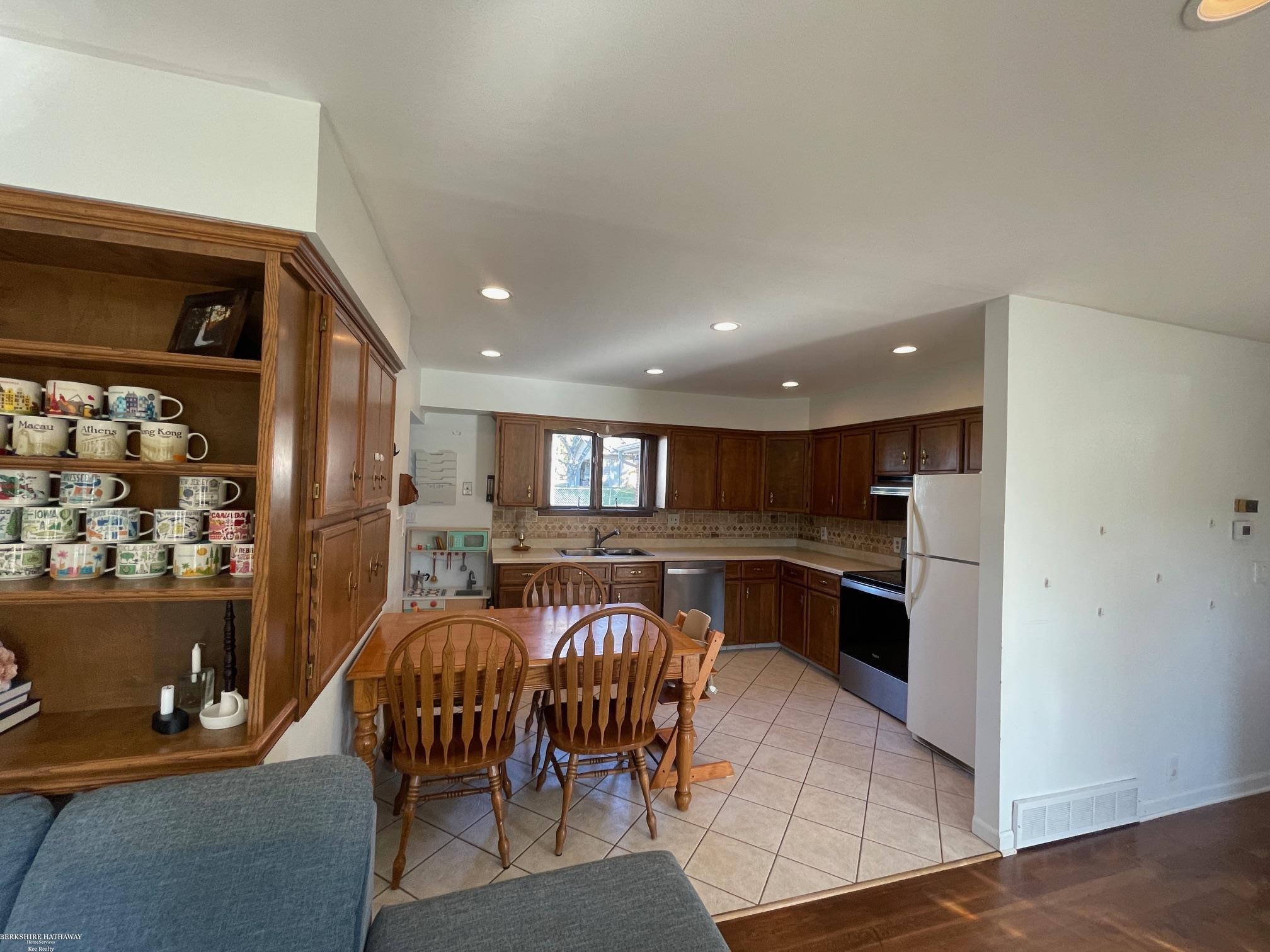 Washington, Michigan 48094, United States, 3 Bedrooms Bedrooms, ,1 BathroomBathrooms,Residential,Pending,116998