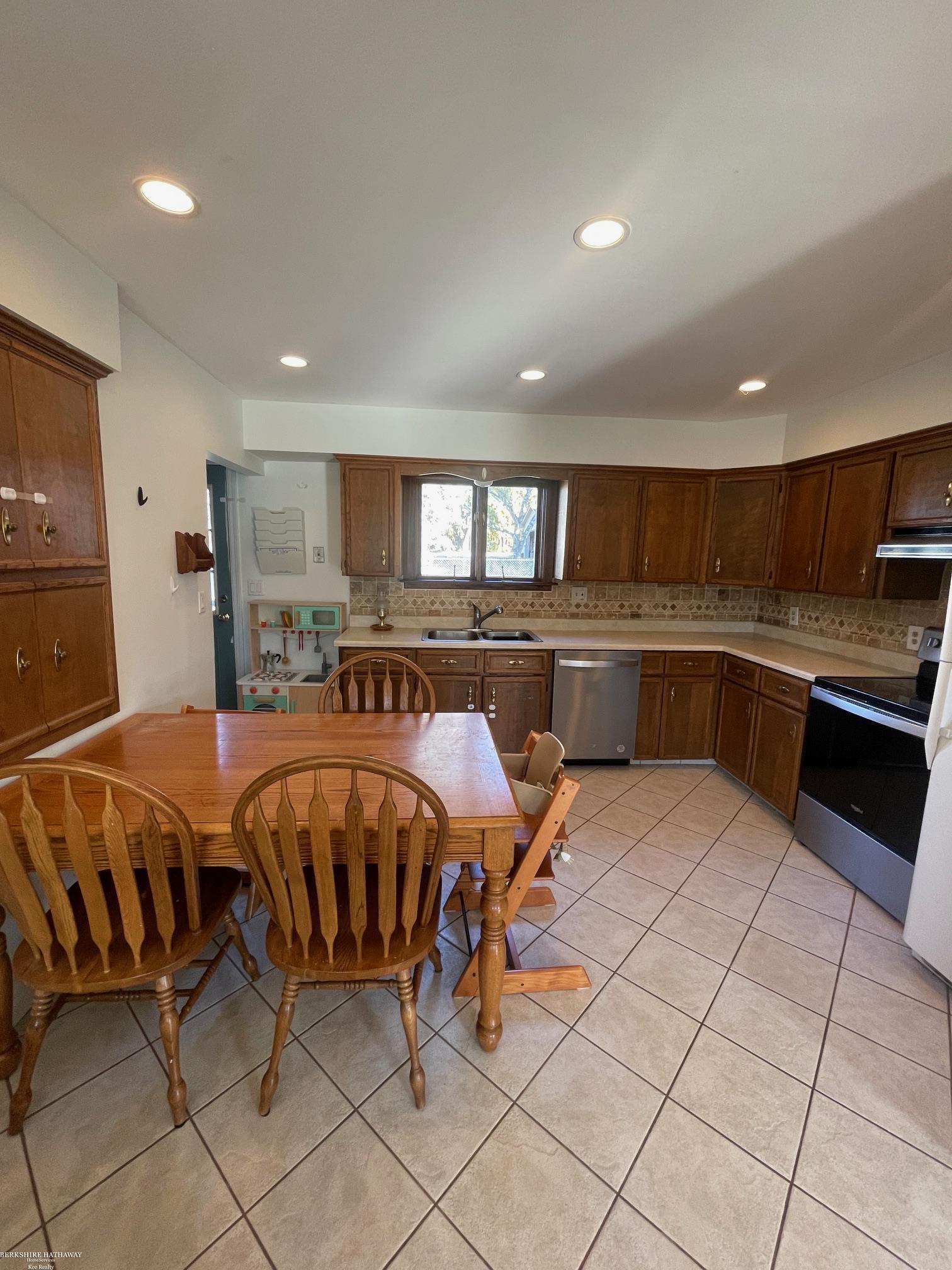 Washington, Michigan 48094, United States, 3 Bedrooms Bedrooms, ,1 BathroomBathrooms,Residential,Pending,116998