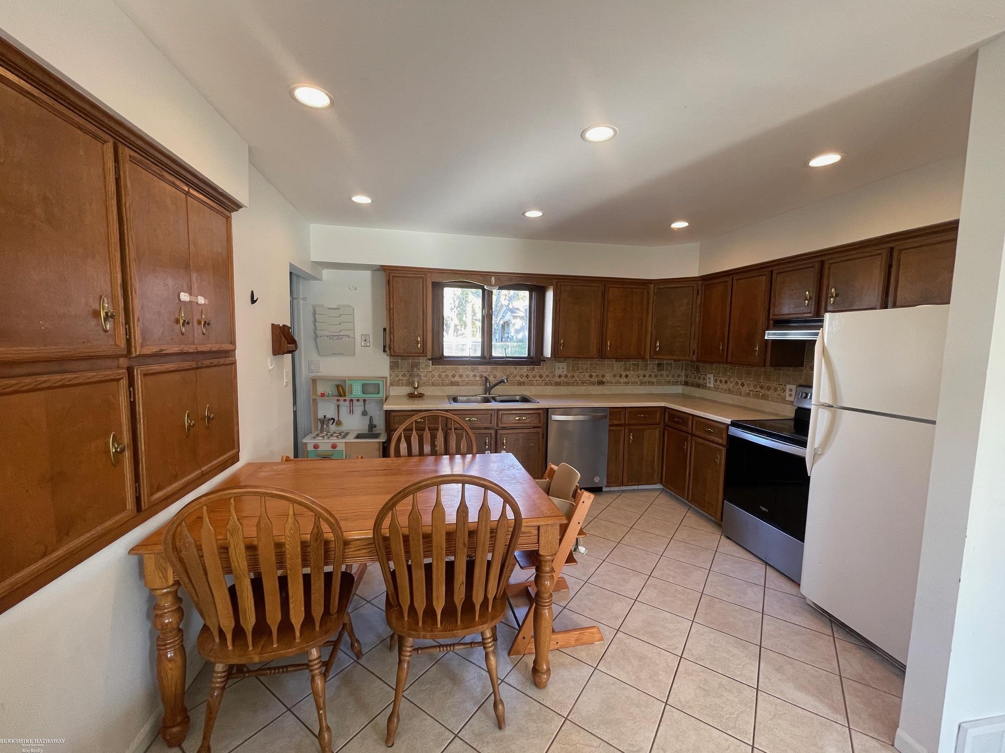 Washington, Michigan 48094, United States, 3 Bedrooms Bedrooms, ,1 BathroomBathrooms,Residential,Pending,116998