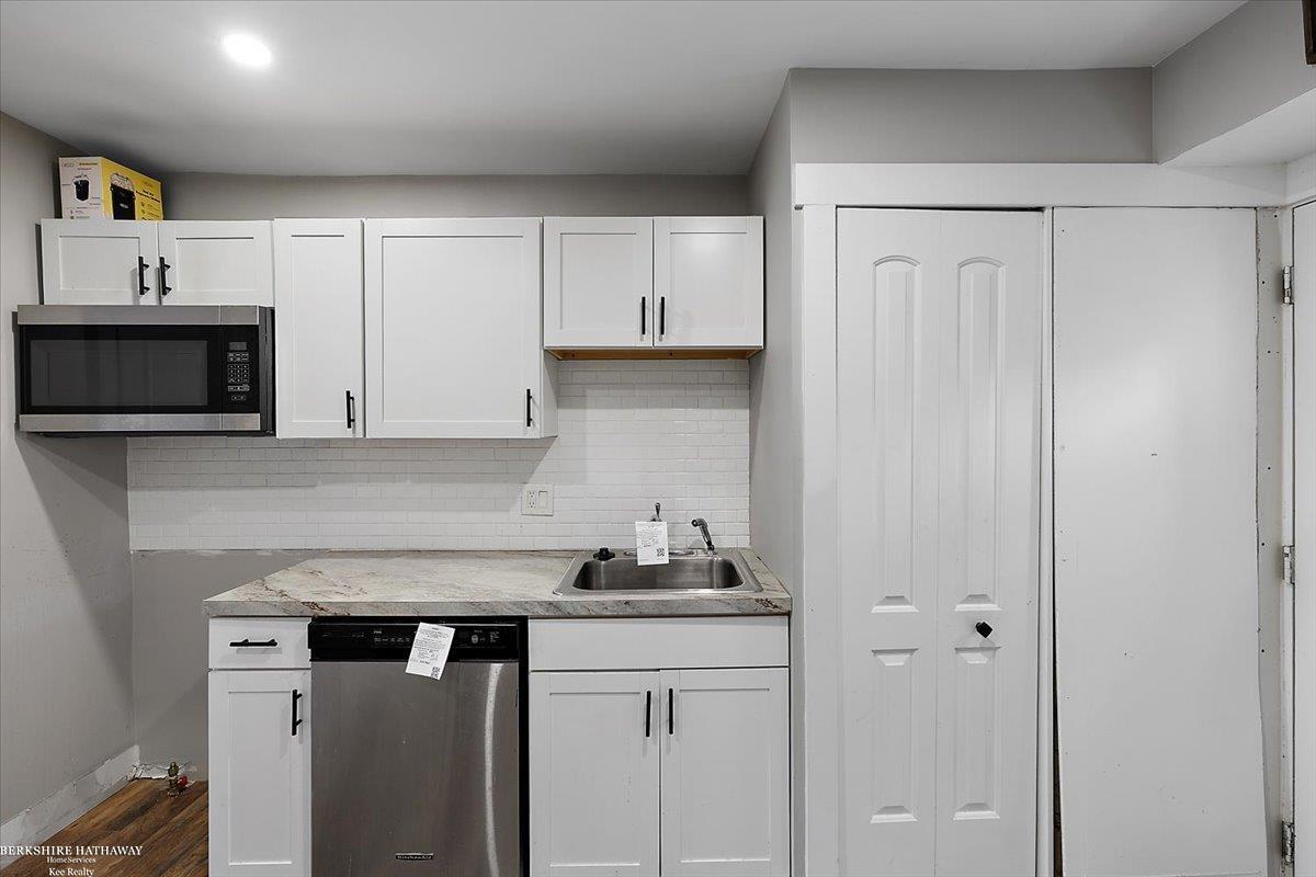 Roseville, Michigan 48066, United States, 3 Bedrooms Bedrooms, ,1 BathroomBathrooms,Residential,Active,95235