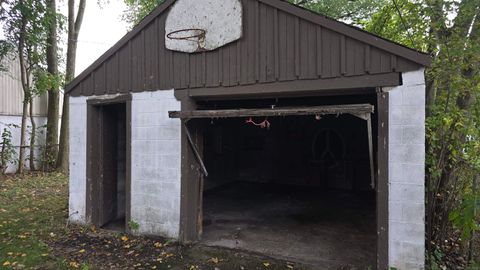 A home in Dearborn Heights