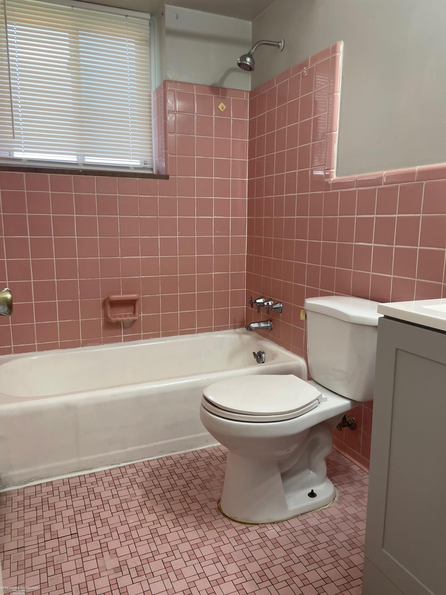 Detroit, Michigan 48219, United States, 2 Bedrooms Bedrooms, ,1 BathroomBathrooms,Residential,Active,130206