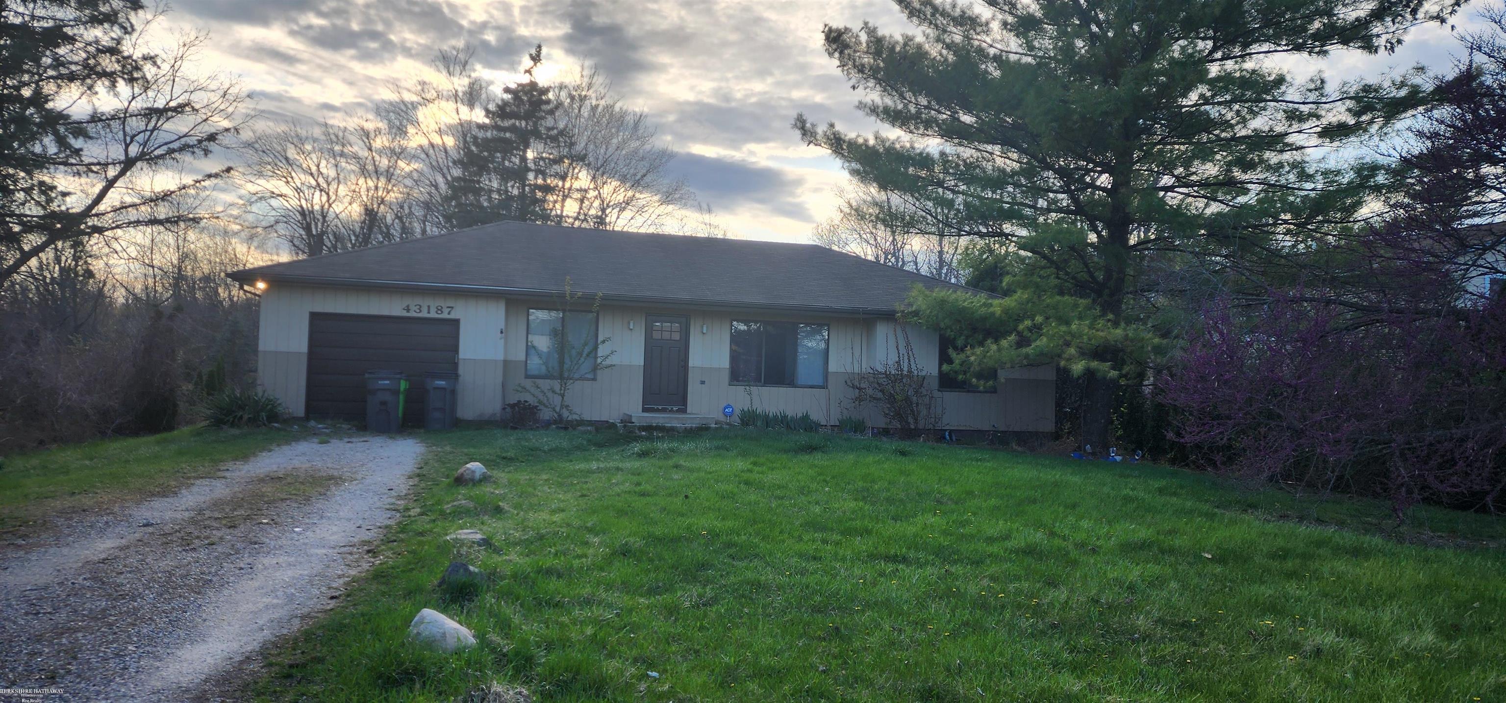 Clinton Township, Michigan 48038, United States, 3 Bedrooms Bedrooms, ,2 BathroomsBathrooms,Residential,Active,114704