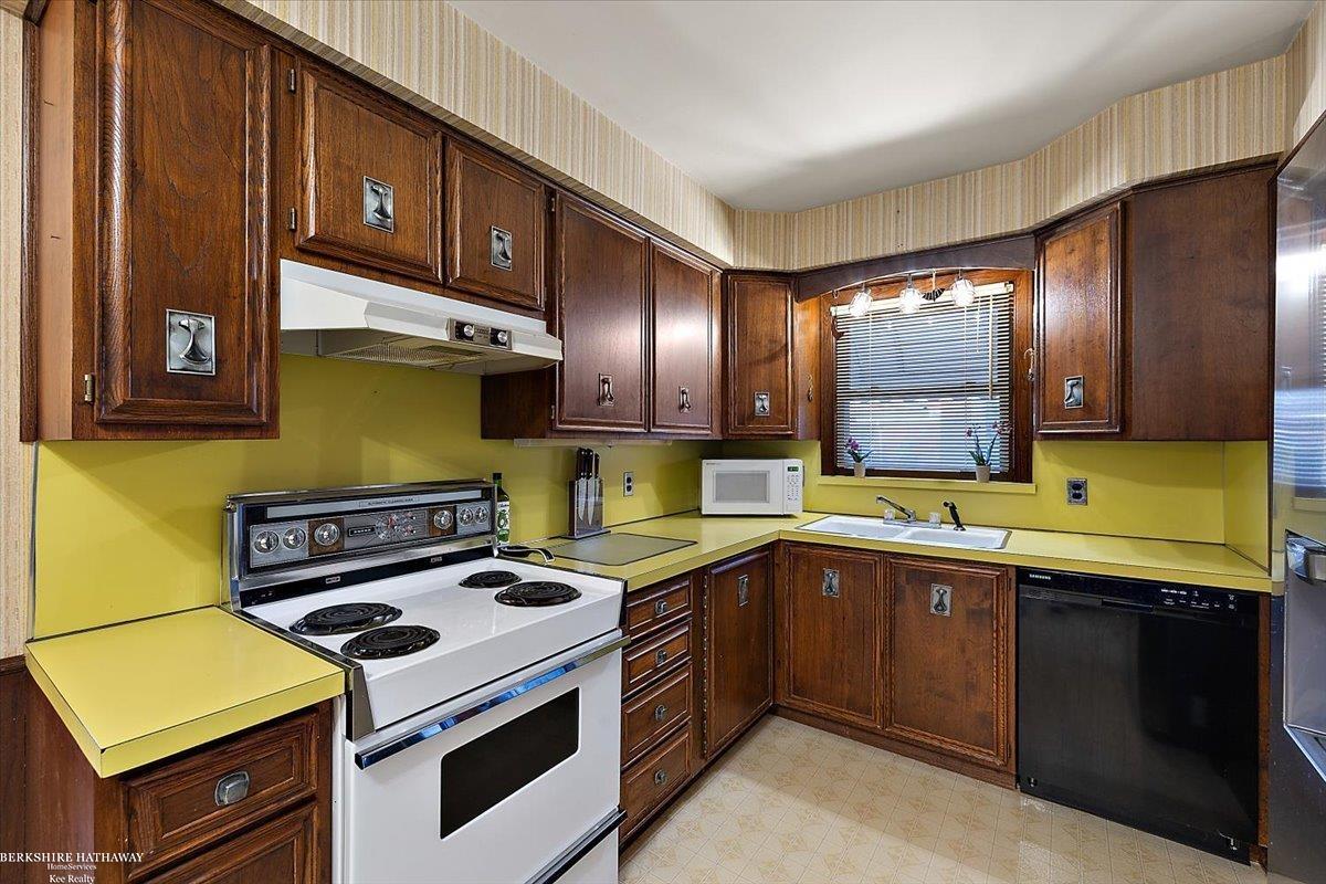 Saint Clair Shores, Michigan 48081, United States, 3 Bedrooms Bedrooms, ,1 BathroomBathrooms,Residential,Pending,114555