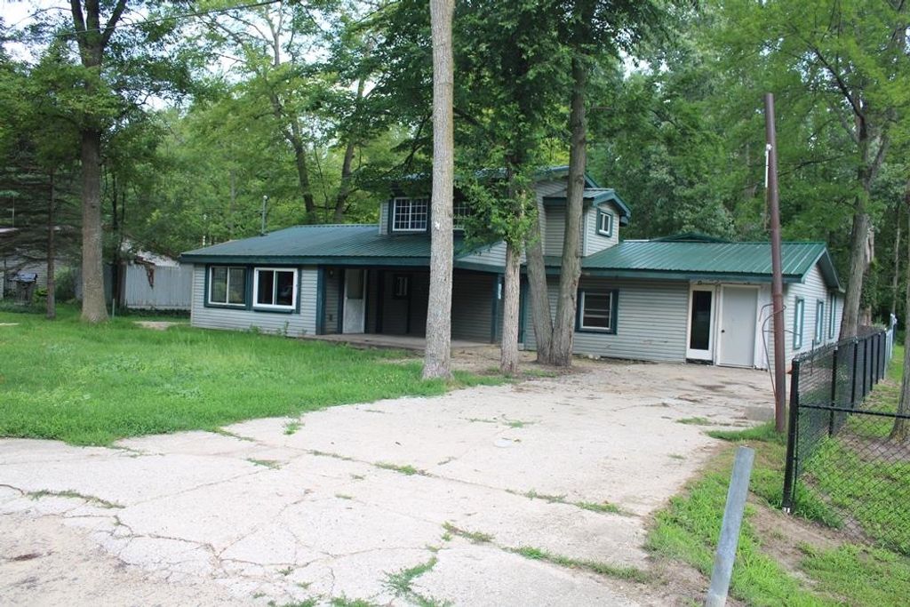 Photo of 5037 Wedgewood Drive, Harrison, MI 48625 (MLS # 50183395)