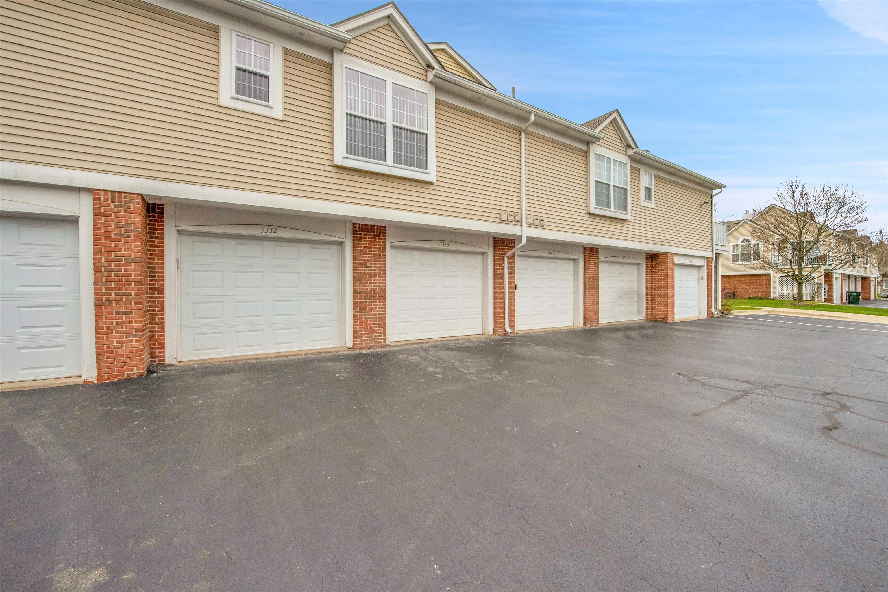 Sterling Heights, Michigan 48314, United States, 2 Bedrooms Bedrooms, ,2 BathroomsBathrooms,Residential,Pending,103945