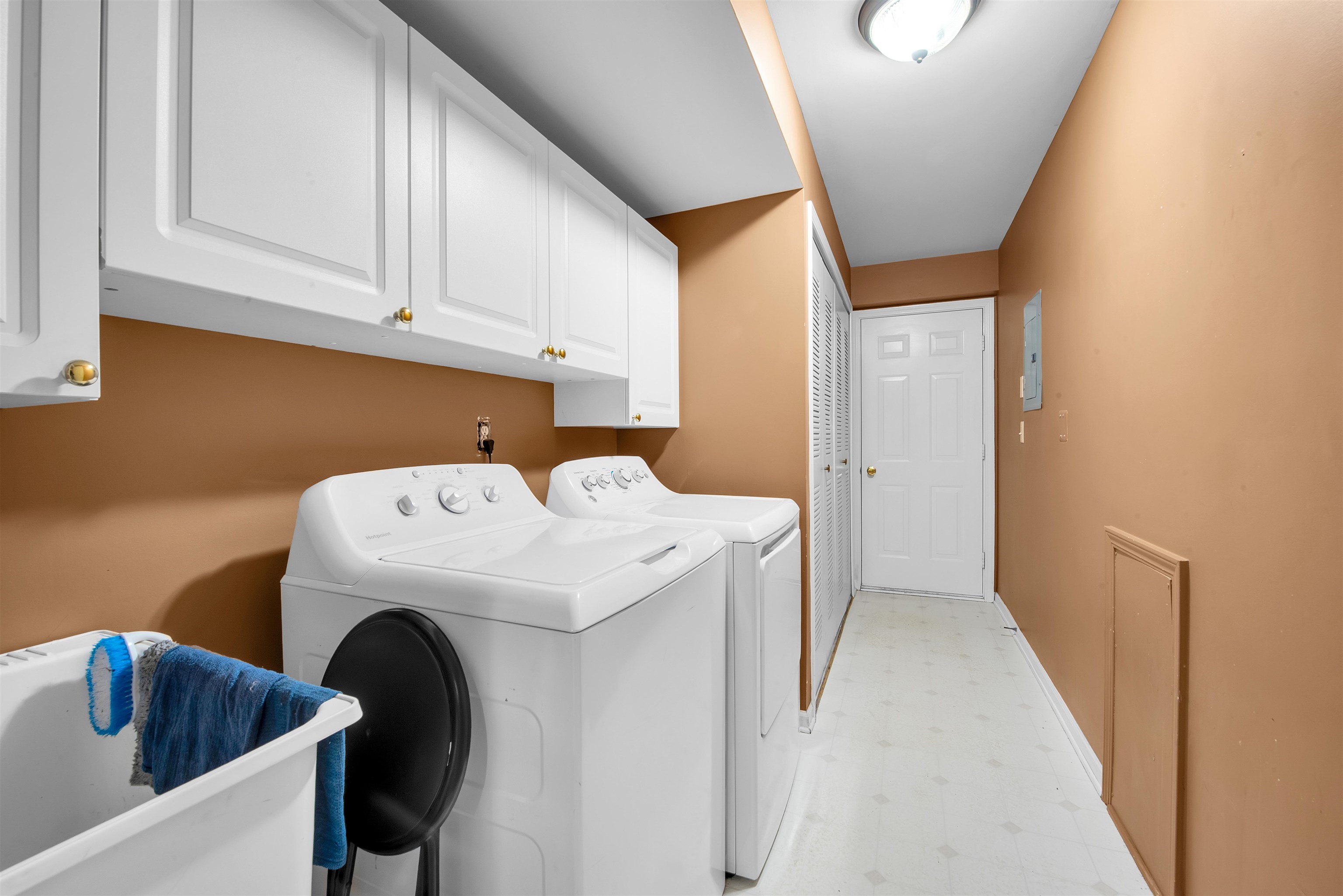Sterling Heights, Michigan 48314, United States, 2 Bedrooms Bedrooms, ,2 BathroomsBathrooms,Residential,Pending,103945