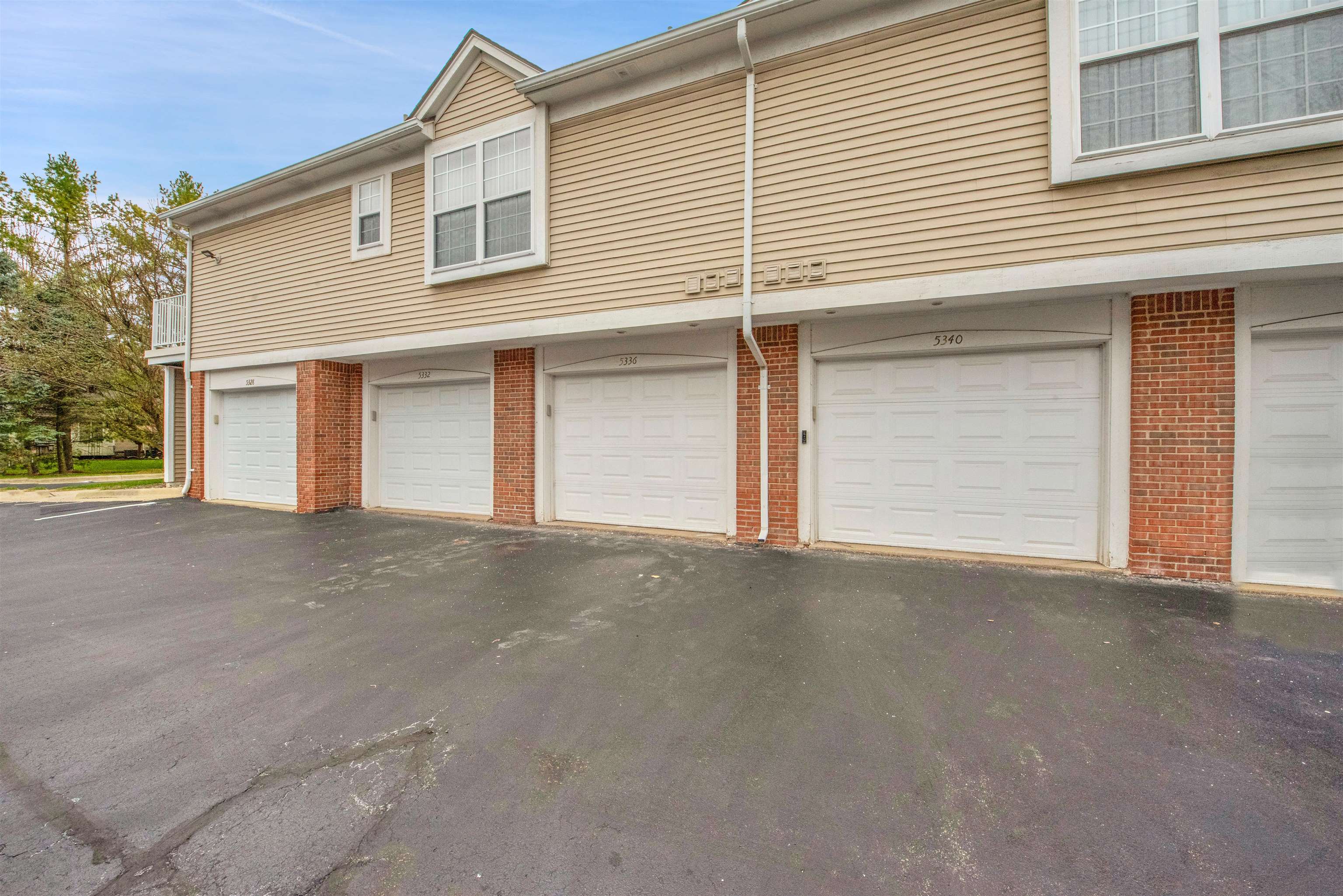 Sterling Heights, Michigan 48314, United States, 2 Bedrooms Bedrooms, ,2 BathroomsBathrooms,Residential,Pending,103945
