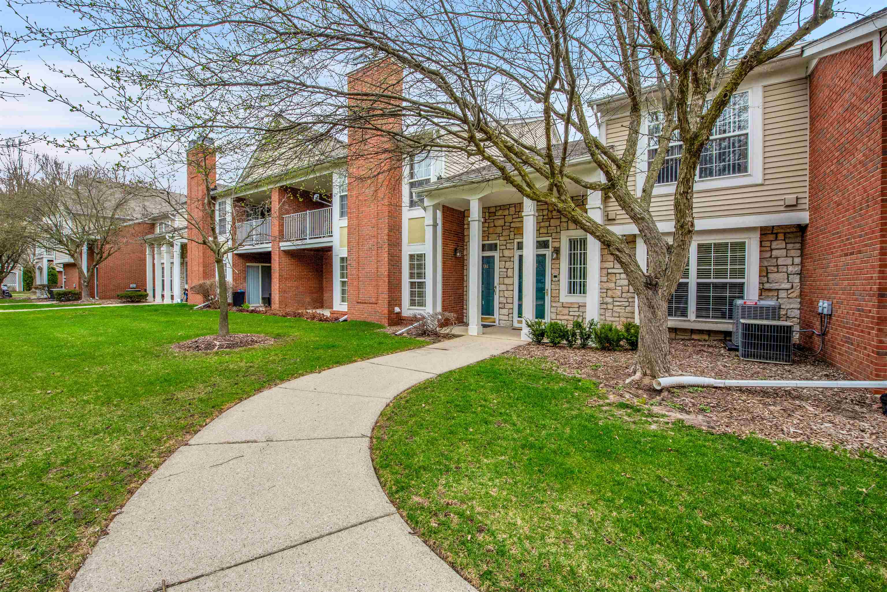 Sterling Heights, Michigan 48314, United States, 2 Bedrooms Bedrooms, ,2 BathroomsBathrooms,Residential,Pending,103945