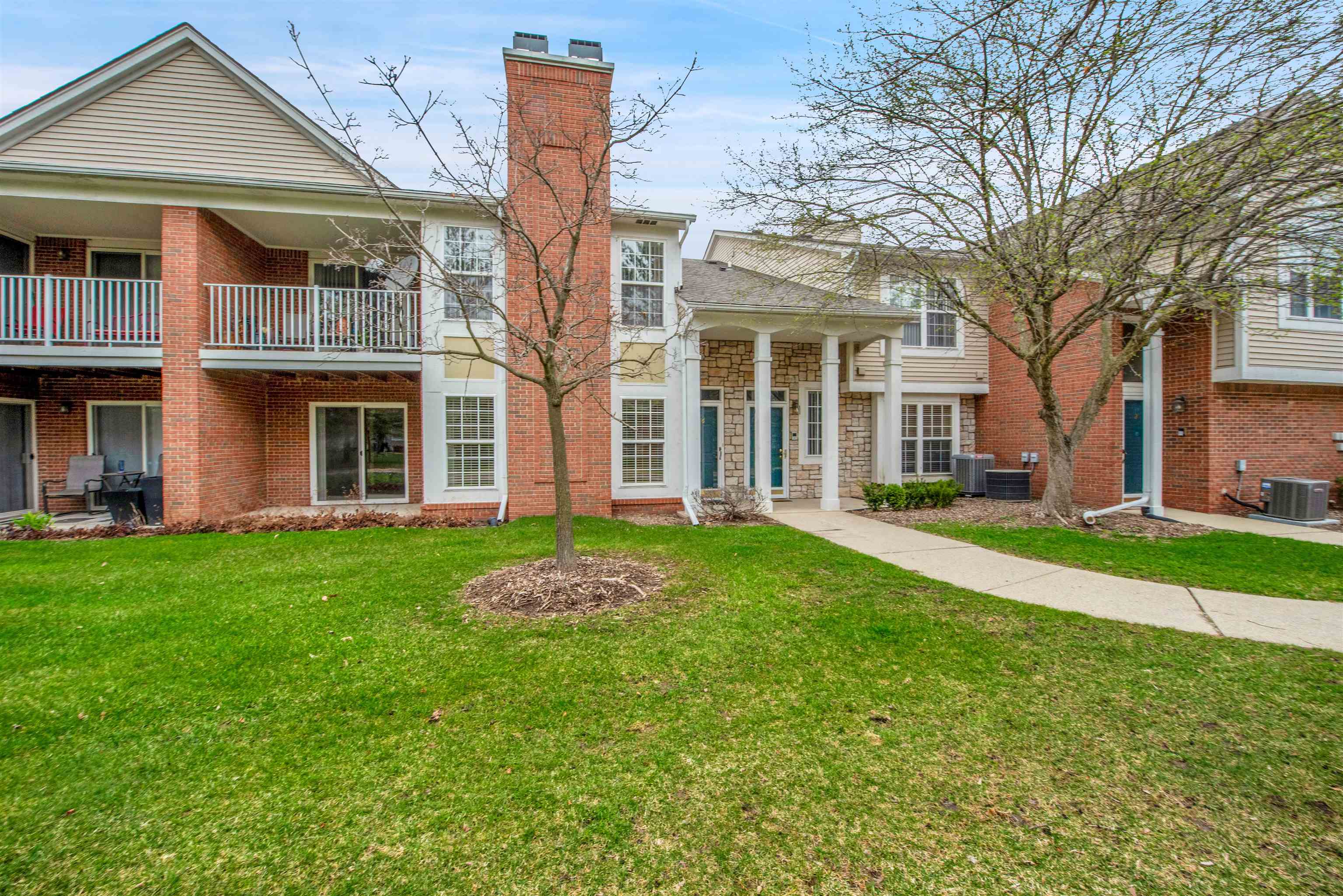 Sterling Heights, Michigan 48314, United States, 2 Bedrooms Bedrooms, ,2 BathroomsBathrooms,Residential,Pending,103945
