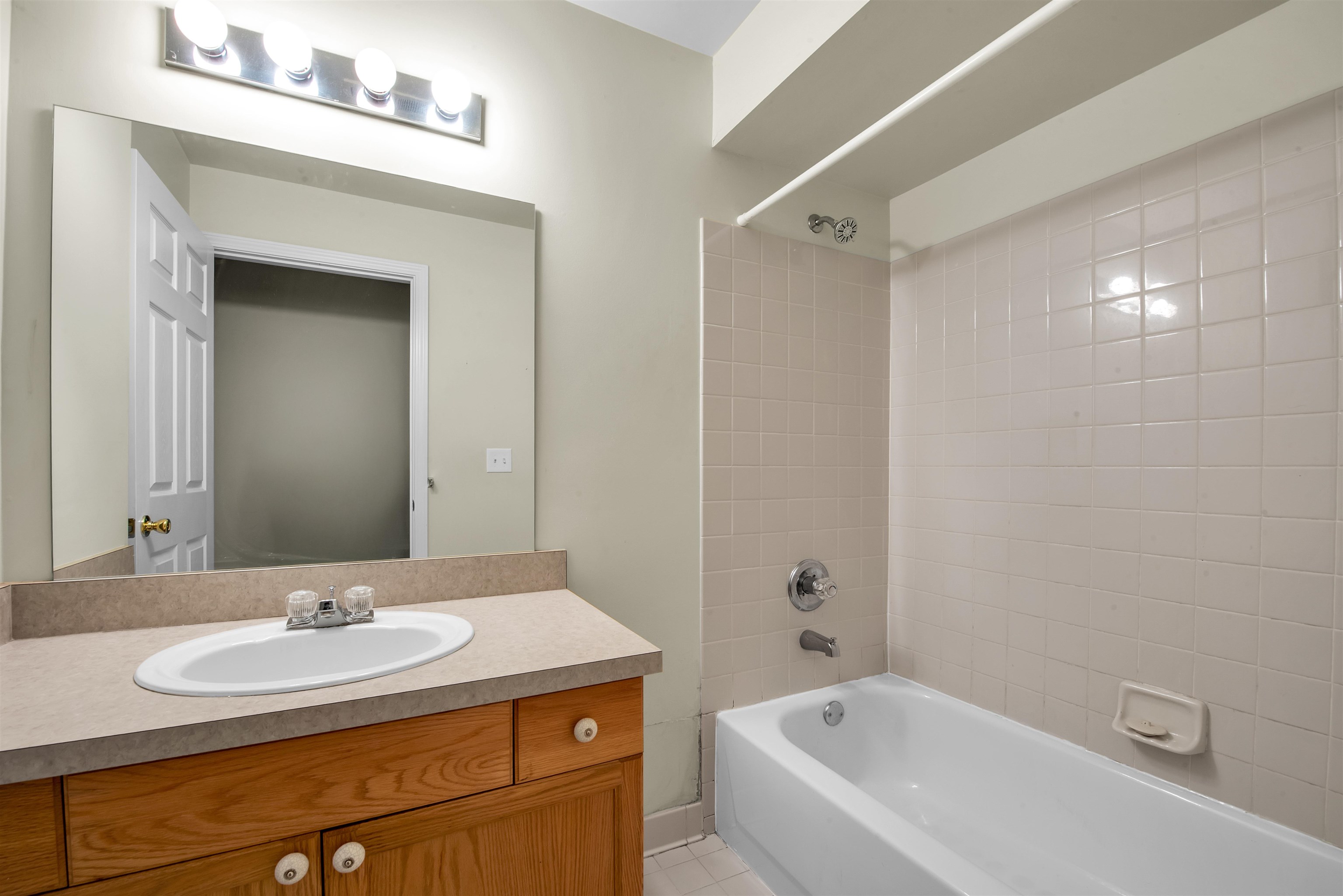Sterling Heights, Michigan 48314, United States, 2 Bedrooms Bedrooms, ,2 BathroomsBathrooms,Residential,Pending,103945