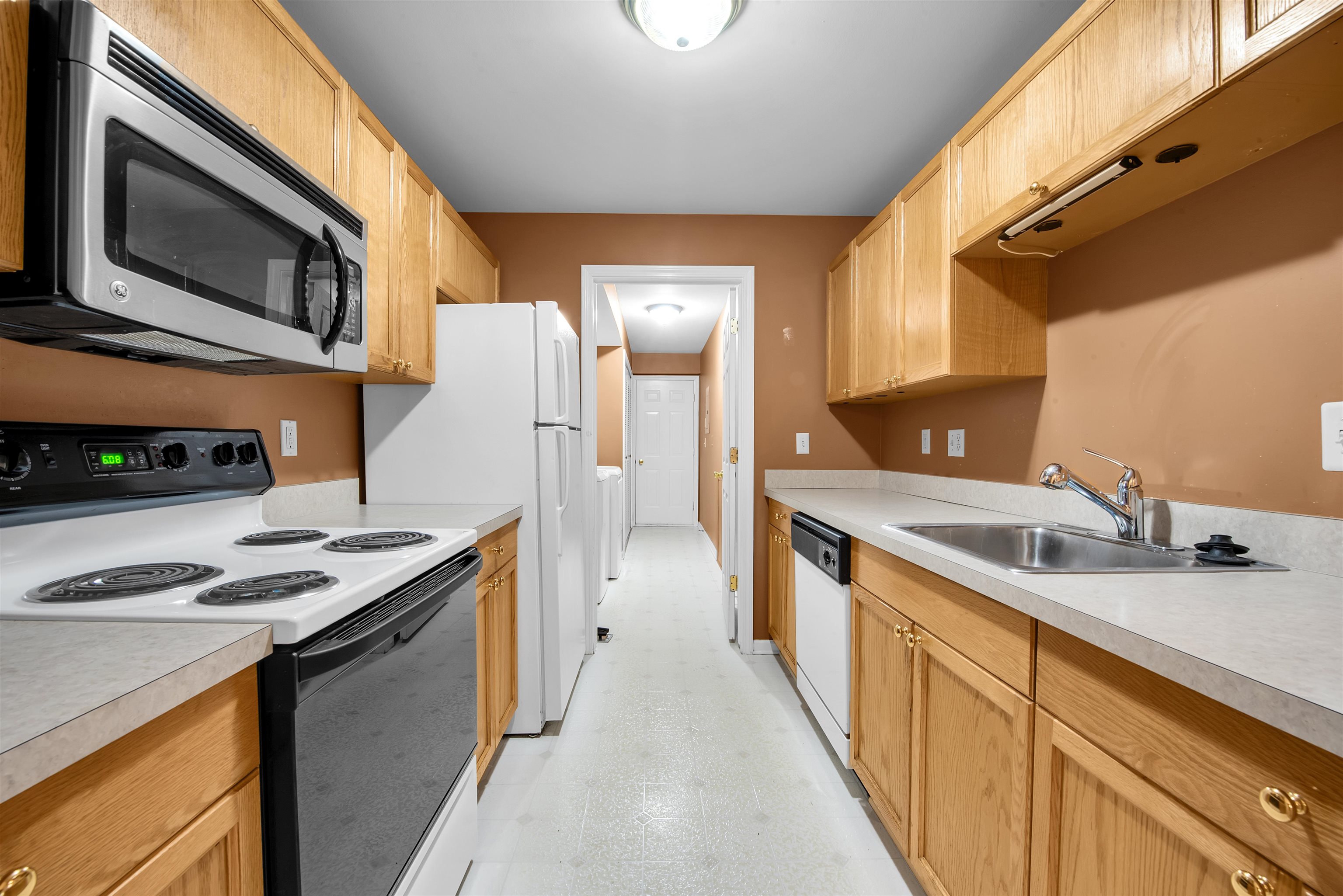 Sterling Heights, Michigan 48314, United States, 2 Bedrooms Bedrooms, ,2 BathroomsBathrooms,Residential,Pending,103945