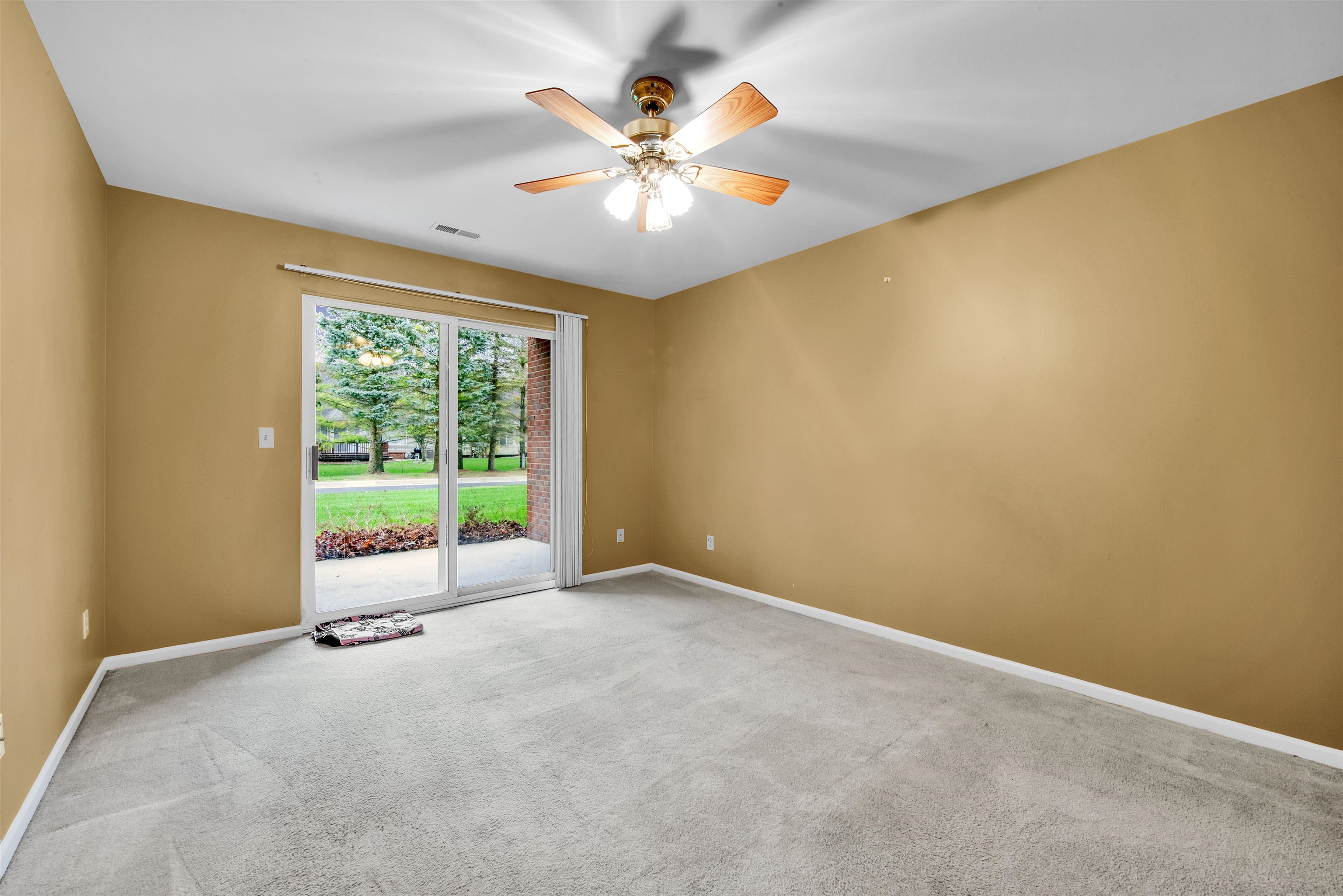 Sterling Heights, Michigan 48314, United States, 2 Bedrooms Bedrooms, ,2 BathroomsBathrooms,Residential,Pending,103945