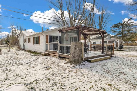 A home in Fort Gratiot