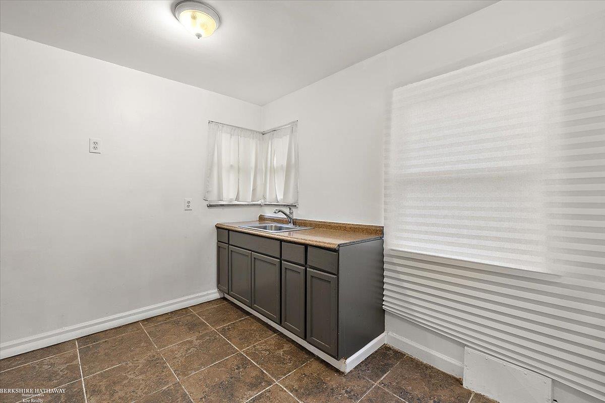 Detroit, Michigan 48228, United States, 3 Bedrooms Bedrooms, ,1 BathroomBathrooms,Residential,Active,161376