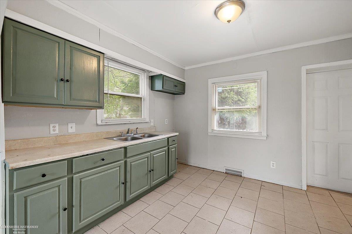 Detroit, Michigan 48224, United States, 3 Bedrooms Bedrooms, ,2 BathroomsBathrooms,Residential,Active,174156