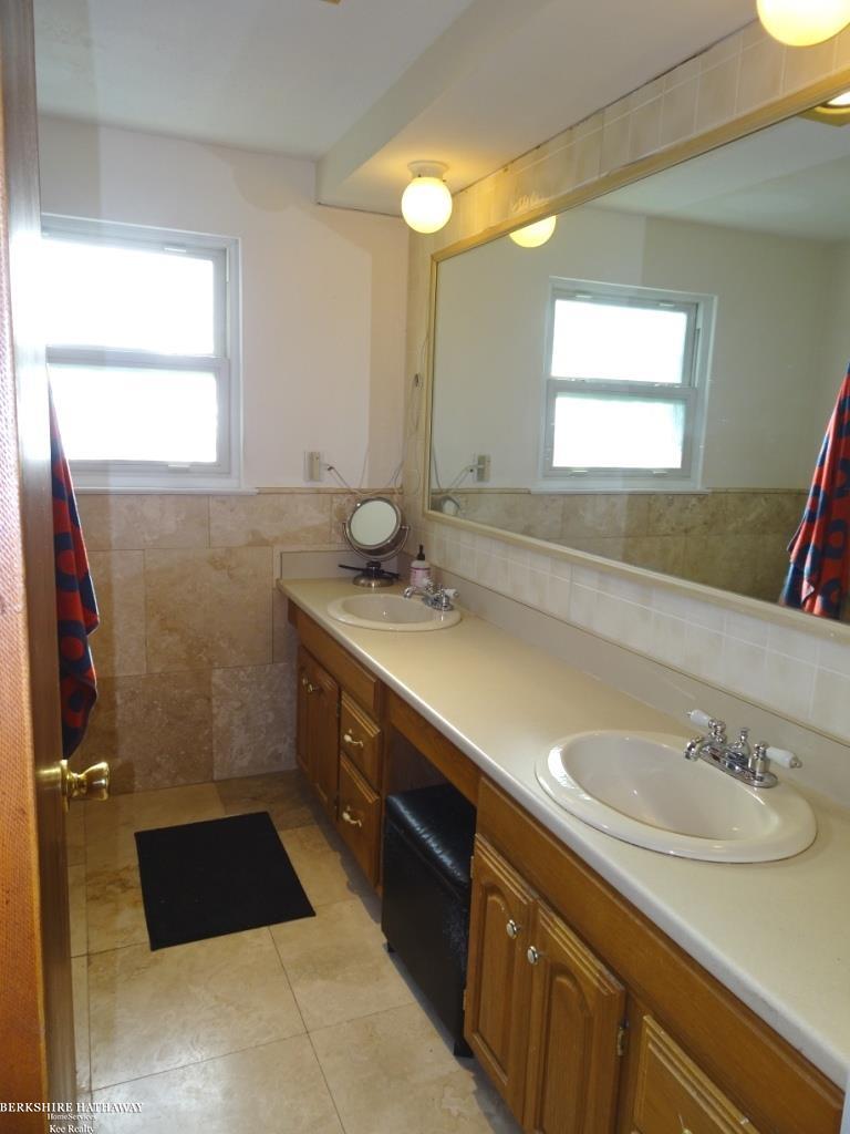 Fraser, Michigan 48026, United States, 4 Bedrooms Bedrooms, ,2 BathroomsBathrooms,Residential,Pending,137049