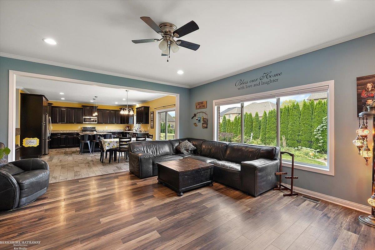 Harrison Twp, Michigan 48045, United States, 4 Bedrooms Bedrooms, ,3 BathroomsBathrooms,Residential,Active,213699