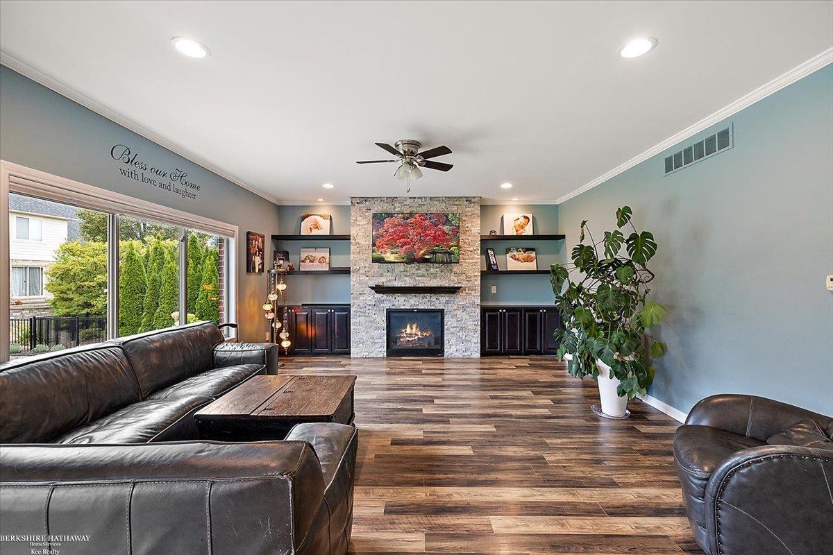 Harrison Twp, Michigan 48045, United States, 4 Bedrooms Bedrooms, ,3 BathroomsBathrooms,Residential,Active,213699