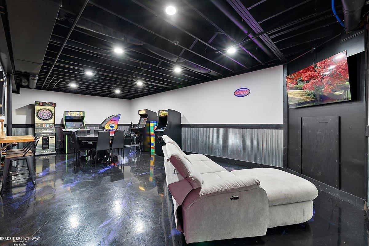 Harrison Twp, Michigan 48045, United States, 4 Bedrooms Bedrooms, ,3 BathroomsBathrooms,Residential,Active,213699