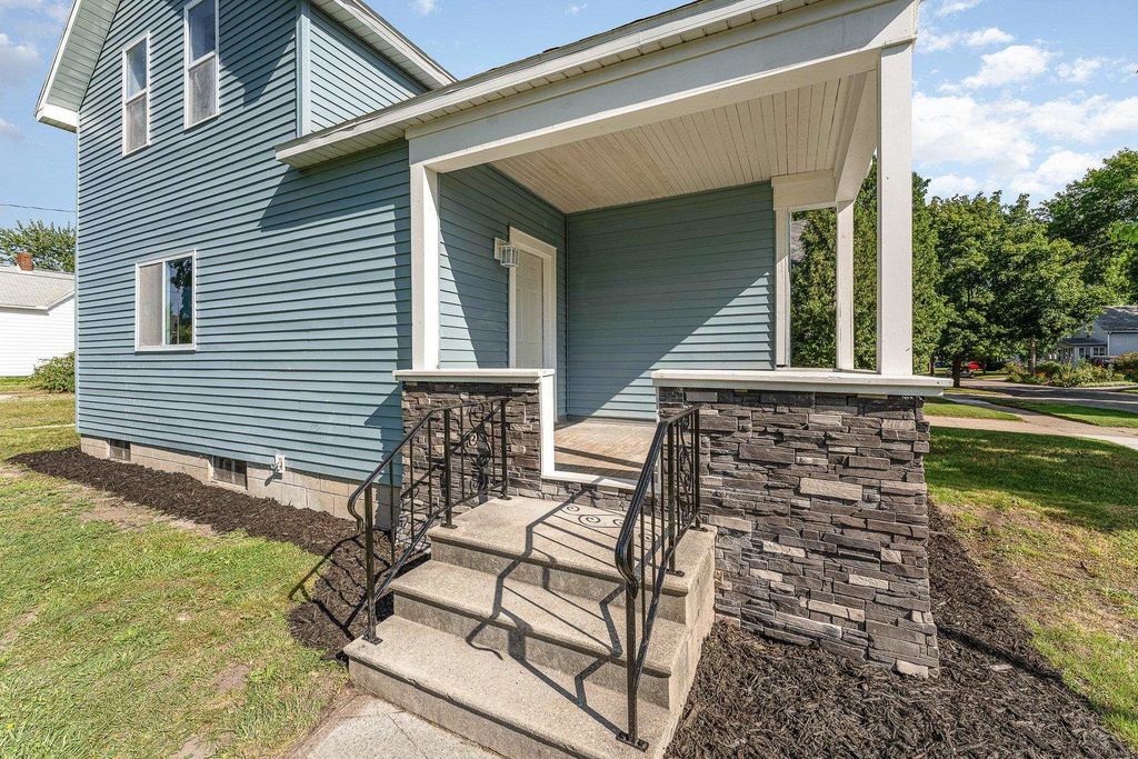 Photo of 722 S Van Buren Street, Bay City, MI 48708 (MLS # 50201915)