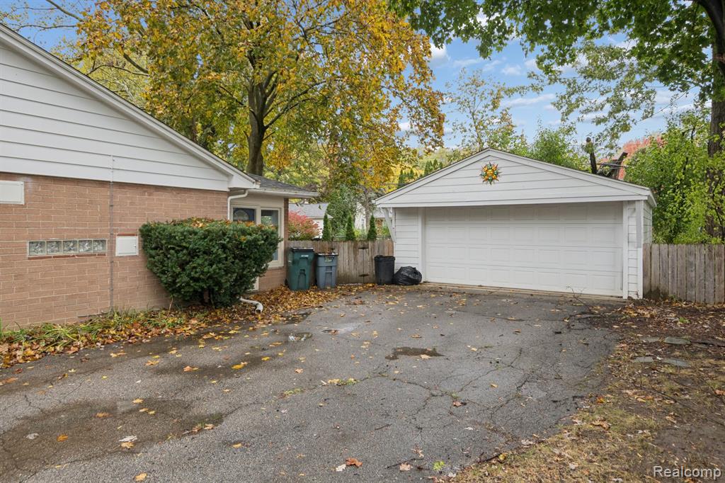 Beverly Hills, Michigan 48025, United States, 3 Bedrooms Bedrooms, ,2 BathroomsBathrooms,Residential,Active,233671