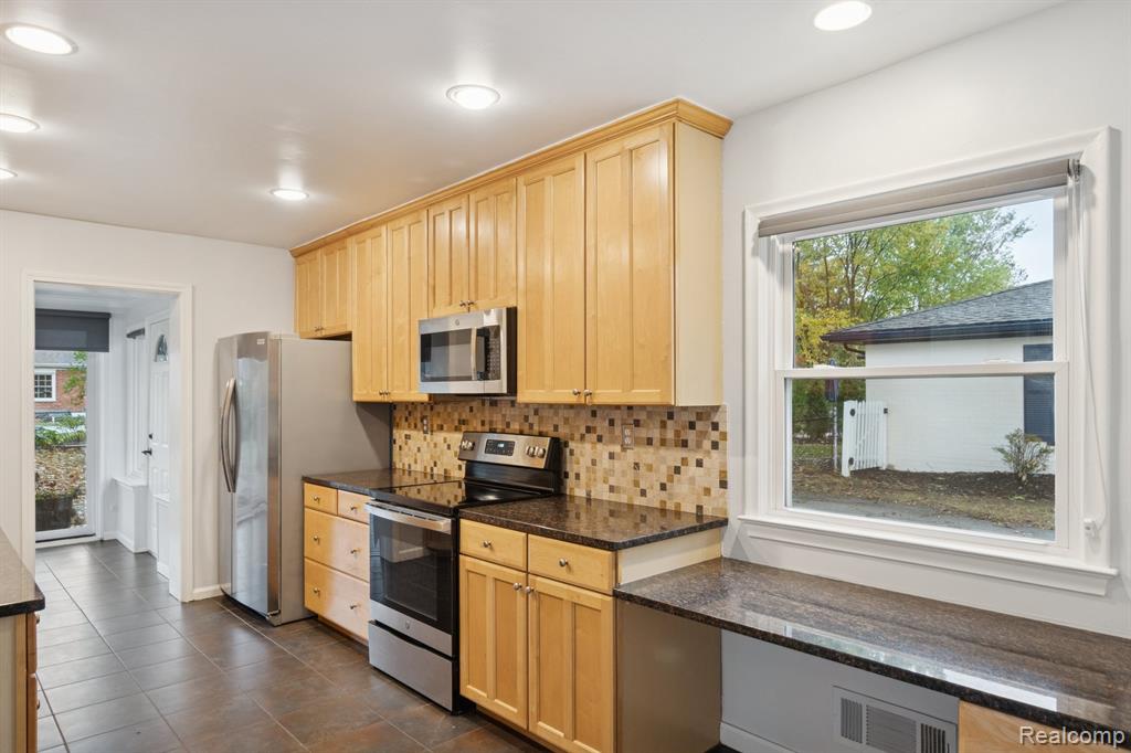 Beverly Hills, Michigan 48025, United States, 3 Bedrooms Bedrooms, ,2 BathroomsBathrooms,Residential,Active,233671