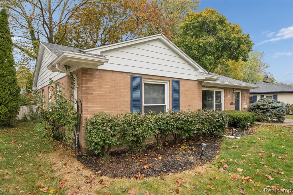 Beverly Hills, Michigan 48025, United States, 3 Bedrooms Bedrooms, ,2 BathroomsBathrooms,Residential,Active,233671