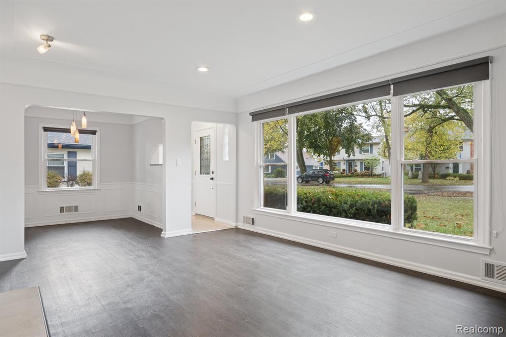 Beverly Hills, Michigan 48025, United States, 3 Bedrooms Bedrooms, ,2 BathroomsBathrooms,Residential,Active,233671