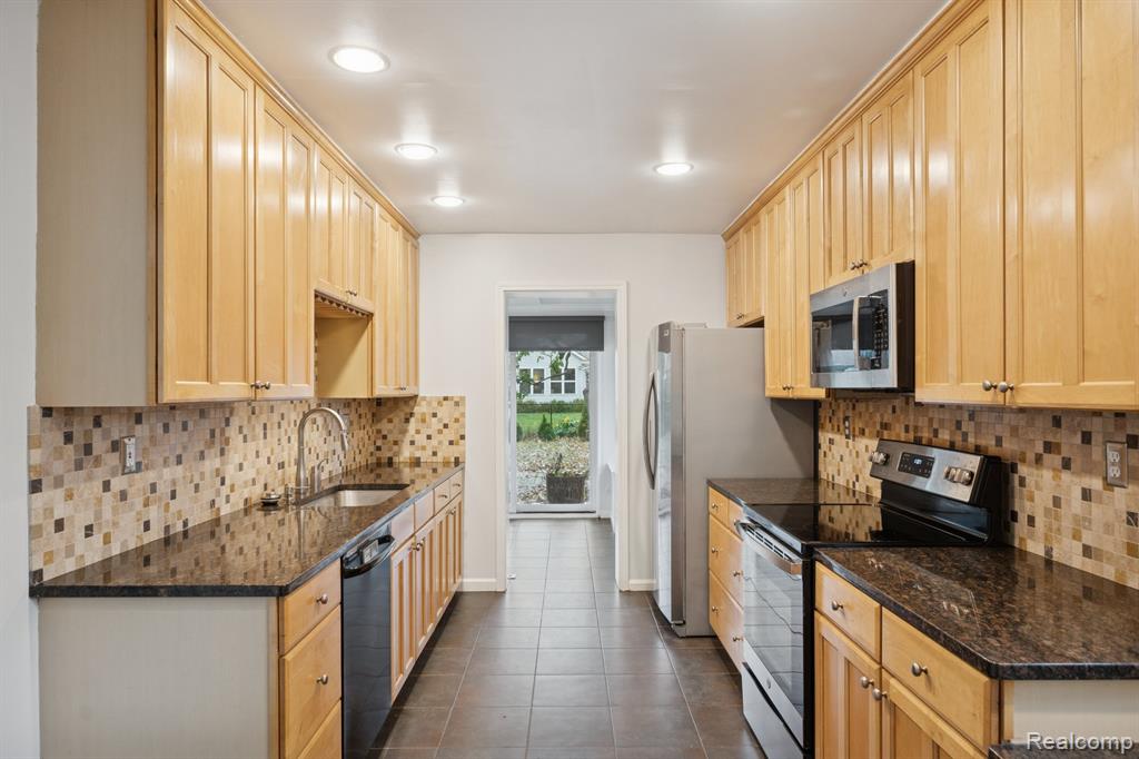 Beverly Hills, Michigan 48025, United States, 3 Bedrooms Bedrooms, ,2 BathroomsBathrooms,Residential,Active,233671