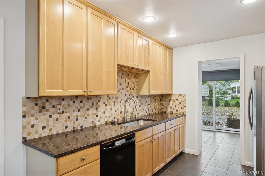 Beverly Hills, Michigan 48025, United States, 3 Bedrooms Bedrooms, ,2 BathroomsBathrooms,Residential,Active,233671