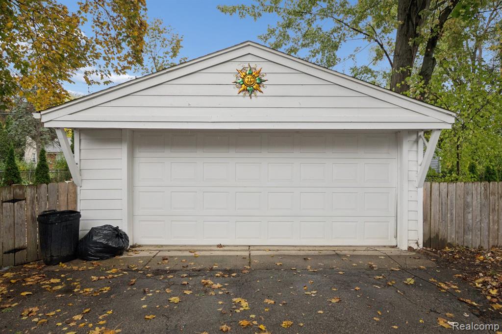 Beverly Hills, Michigan 48025, United States, 3 Bedrooms Bedrooms, ,2 BathroomsBathrooms,Residential,Active,233671