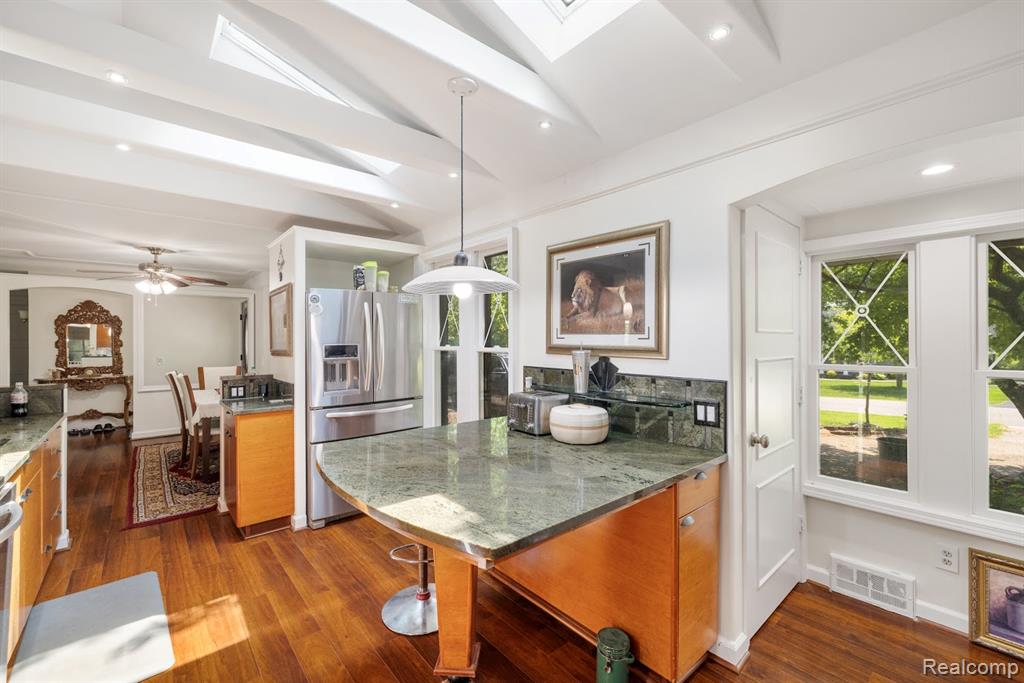 Rochester Hills, Michigan 48309, United States, 4 Bedrooms Bedrooms, ,3 BathroomsBathrooms,Residential,Active,192832