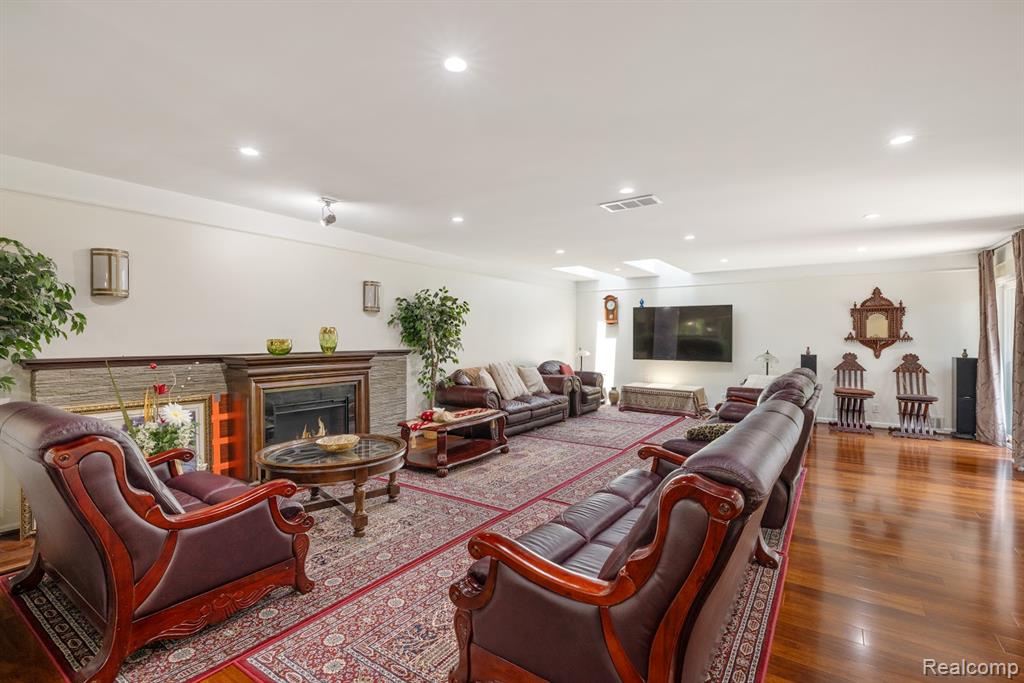 Rochester Hills, Michigan 48309, United States, 4 Bedrooms Bedrooms, ,3 BathroomsBathrooms,Residential,Active,192832