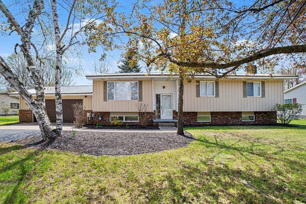 Photo of 3431 Maradee Court, Farwell, MI 48617 (MLS # 50207118)