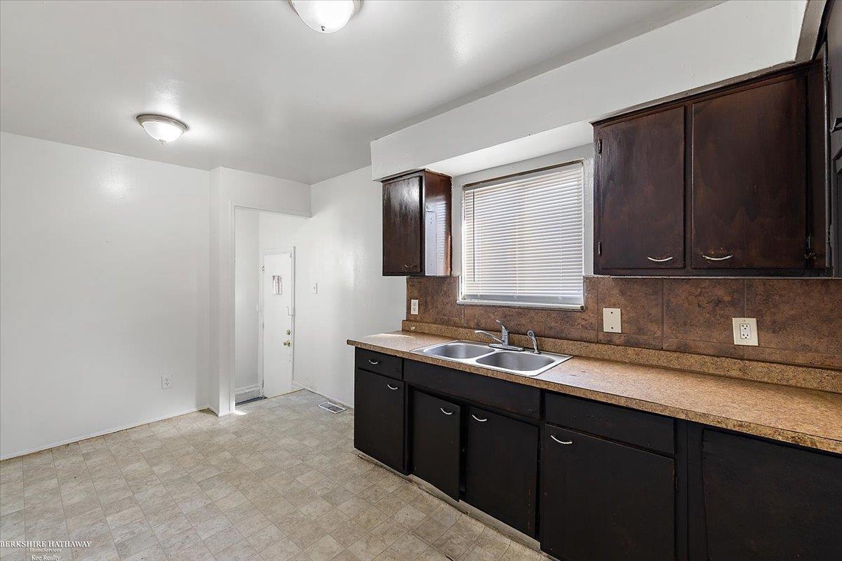 Detroit, Michigan 48204, United States, 3 Bedrooms Bedrooms, ,1 BathroomBathrooms,Residential,Pending,193244