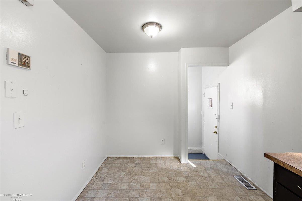 Detroit, Michigan 48204, United States, 3 Bedrooms Bedrooms, ,1 BathroomBathrooms,Residential,Pending,193244