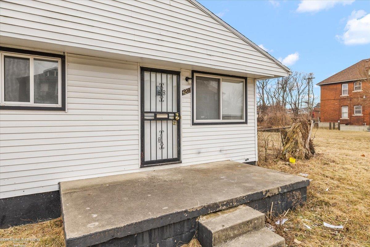 Detroit, Michigan 48204, United States, 3 Bedrooms Bedrooms, ,1 BathroomBathrooms,Residential,Pending,193244