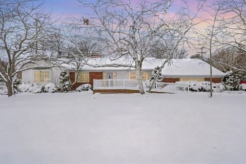 Photo of 4738 Maplewood Drive, Bay City, MI 48706 (MLS # 50196203)