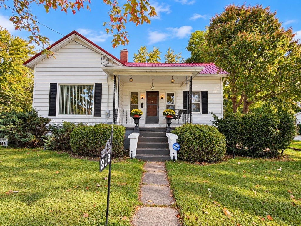 Photo of 212 W Lewis Street, Saint Johns, MI 48879 (MLS # 50223088)