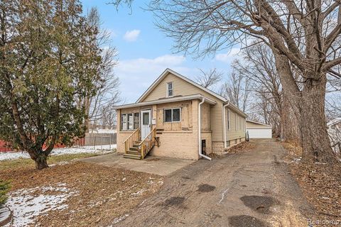 Photo of 18335 E 11 Mile Road, Roseville, MI 48066 (MLS # 60959853)