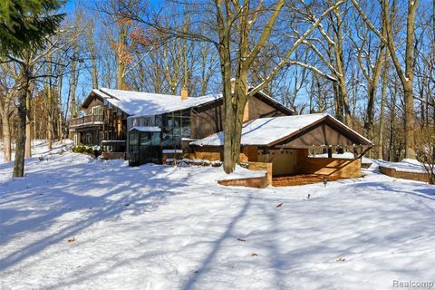 Photo of 4710 Cove Road, West Bloomfield, MI 48323 (MLS # 60959808)