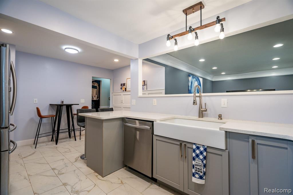 Royal Oak, Michigan 48073, United States, 4 Bedrooms Bedrooms, ,2 BathroomsBathrooms,Residential,Active,192828