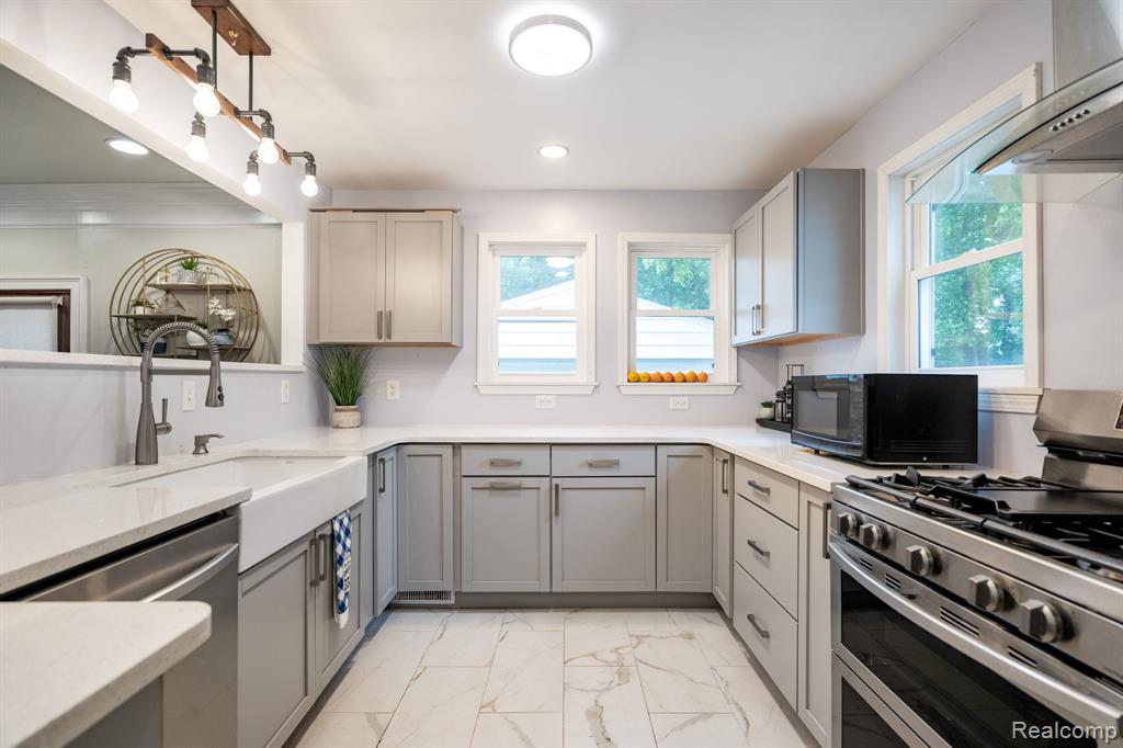 Royal Oak, Michigan 48073, United States, 4 Bedrooms Bedrooms, ,2 BathroomsBathrooms,Residential,Active,192828