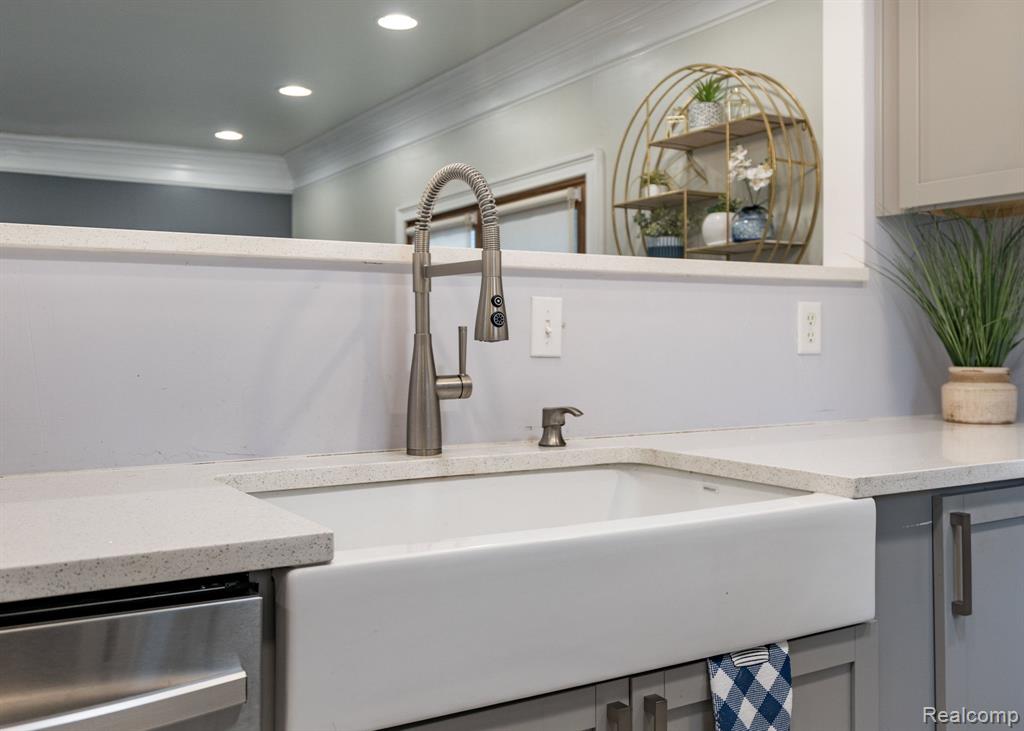 Royal Oak, Michigan 48073, United States, 4 Bedrooms Bedrooms, ,2 BathroomsBathrooms,Residential,Active,192828