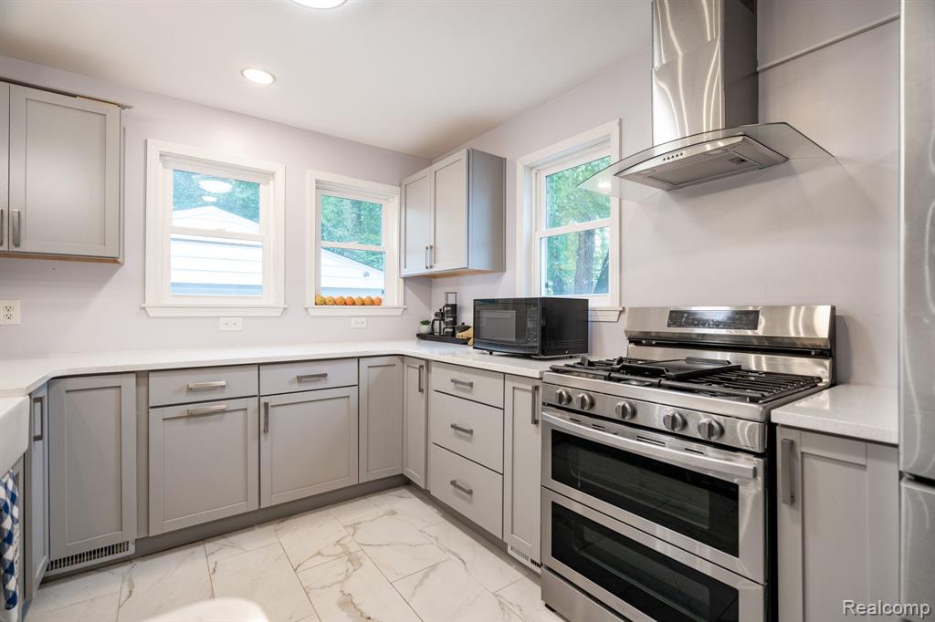 Royal Oak, Michigan 48073, United States, 4 Bedrooms Bedrooms, ,2 BathroomsBathrooms,Residential,Active,192828